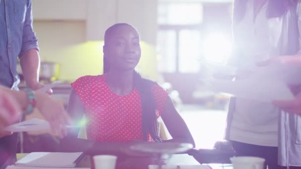 Portrait de femme d'affaires entourée de collègues — Video