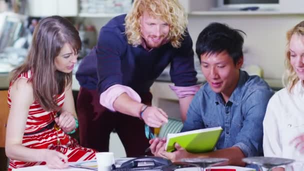 Équipe de conception collaborant au projet 