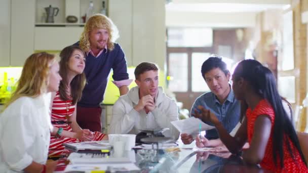 Portrait d'une équipe mixte d'affaires occasionnelles 