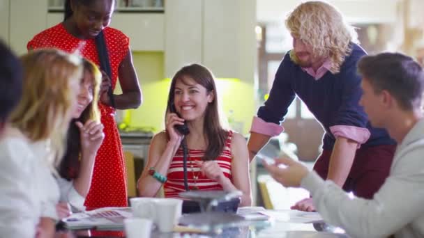 Équipe mixte d'affaires ethnicité obtenir de bonnes nouvelles 