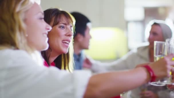 Groupe d'amis socialiser et bavarder autour d'un verre 