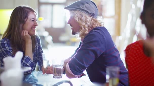 Couple bavarder et flirter autour des boissons 