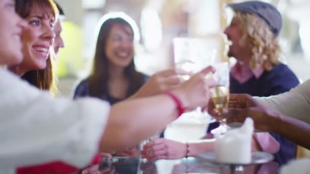 Groupe d'amis socialiser et bavarder autour d'un verre 