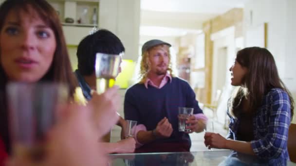 Groupe d'amis socialiser et bavarder autour d'un verre 