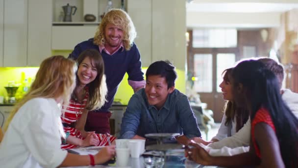 Portrait d'une équipe mixte d'affaires occasionnelles 