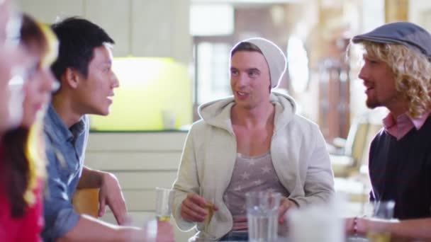 Groupe d'amis socialiser et bavarder autour d'un verre 