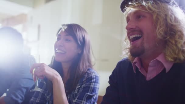 Groupe d'amis socialiser et bavarder autour d'un verre 