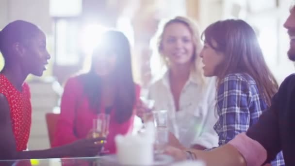 Groupe d'amis socialiser et bavarder autour d'un verre 