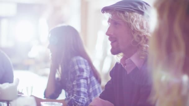 Bonito casal jovem conversando e flertando sobre bebidas — Vídeo de Stock