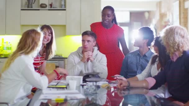 Portrait d'une équipe mixte d'affaires occasionnelles 