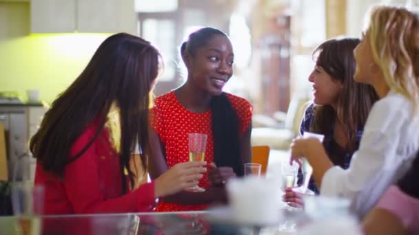 Groupe d'amis socialiser et bavarder autour d'un verre 