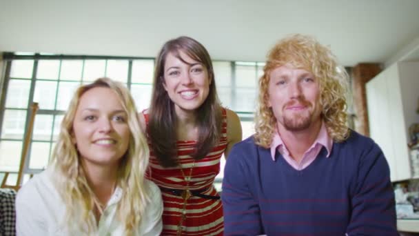 Bilgisayar ekran 's pov üzerinden görüntülü sohbet sahip genç grup — Stok video