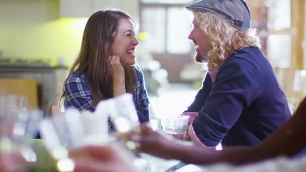 Couple chatting and flirting over drinks — Stock Video