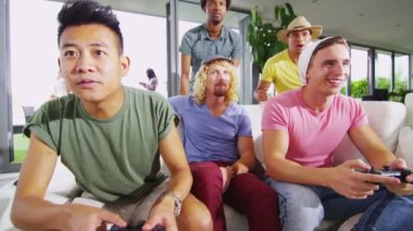 evde oyun oynarken arkadaşları