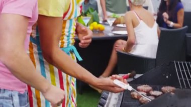 arkadaşlar çatı mangal keyfi