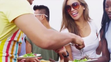 Barbekü yemek pişirilmesi ve adam