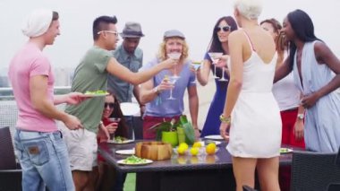 arkadaşlar Barbekü ve içeceklerin tadını çıkarıyor