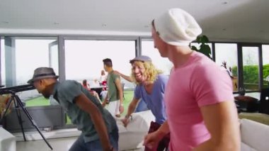 arkadaşlar evde birlikte sosyalleşme