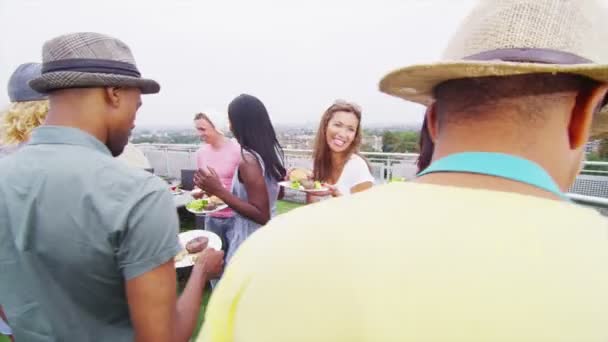 Man koken barbecue voor vrienden — Stockvideo