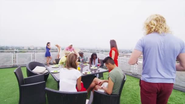 Homem servindo comida de churrasco para amigos — Vídeo de Stock