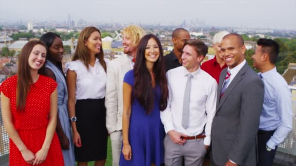 Üzleti csapat, a városra néző kilátással — Stock videók