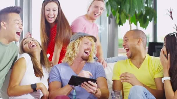 Друзья смеются над планшетным компьютером — стоковое видео