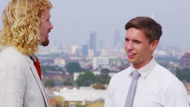 Homens de negócios conversando juntos no telhado — Vídeo de Stock