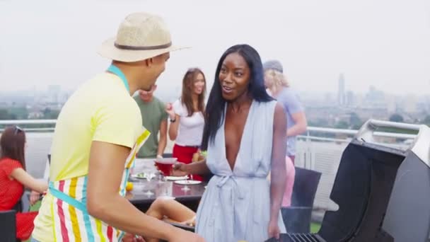 Vrienden genieten van een barbecue op het dak in de stad — Stockvideo