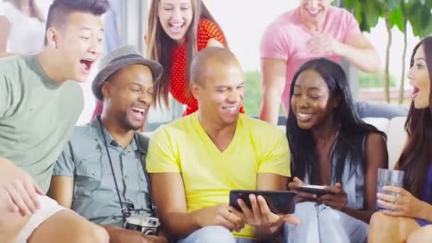 Freunde lachen mit Tablet-Computer — Stockvideo