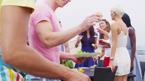 Amigos desfrutando bbq e bebidas — Vídeo de Stock