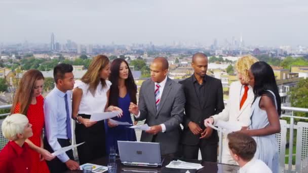 Business team in open air meeting on rooftop — Stock Video