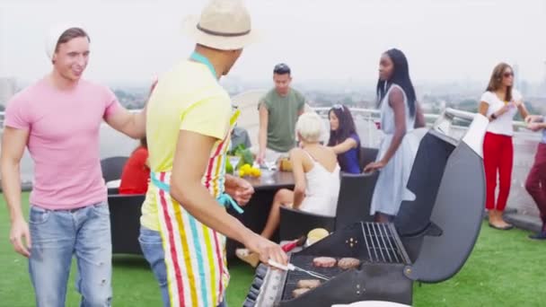 Amigos desfrutando de churrasco no terraço — Vídeo de Stock