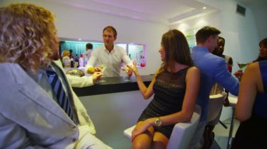 Kokteyl partisinde sosyalleşme arkadaşlar