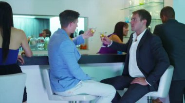 kokteyl içme işadamları el sallamak