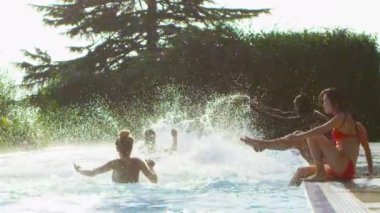 친구 splashing과 수영장에서 놀고