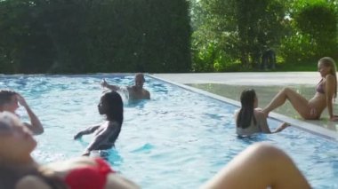 Bikini havuz uzanmanız kadın