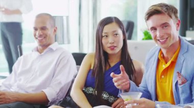 gülen & kokteyller tatmak arkadaşlar