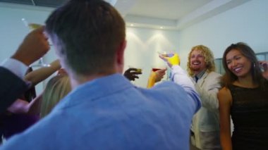 arkadaşlar tost için gözlük yükseltmek.