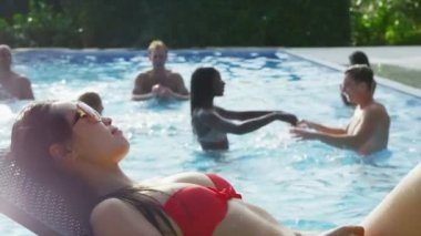 Bikini havuz uzanmanız kadın