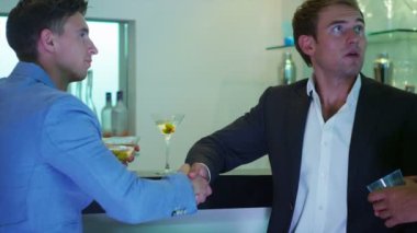 kokteyl içme işadamları el sallamak