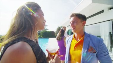 arkadaşlar içecekler havuz keyfi