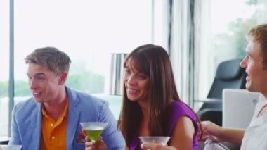 arkadaşlar tost için gözlük yükseltmek