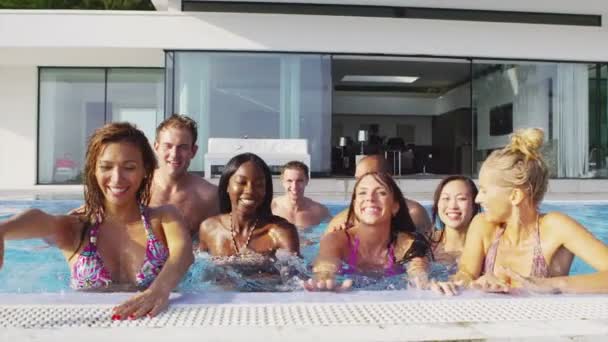 Amigos sonrientes en la piscina — Vídeos de Stock