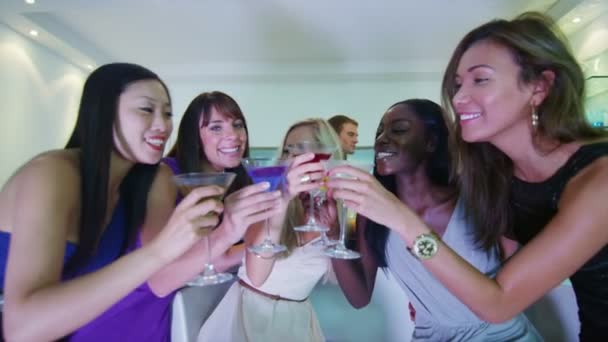 Гламурные друзья пьют коктейли — стоковое видео