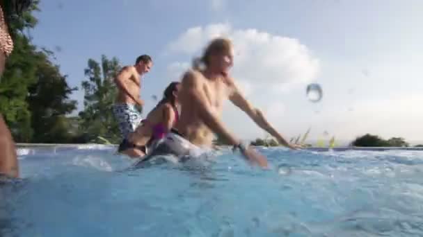 Freunde laufen und spielen im Wasser — Stockvideo