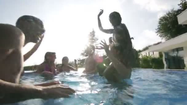 Friends at summer pool party — Stock Video