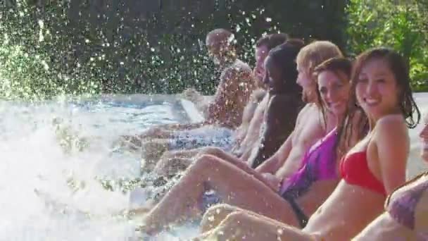 飞溅和踢腿在水中的朋友 — 图库视频影像