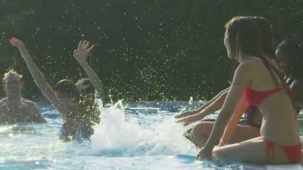 飞溅和踢腿在水中的朋友 — 图库视频影像