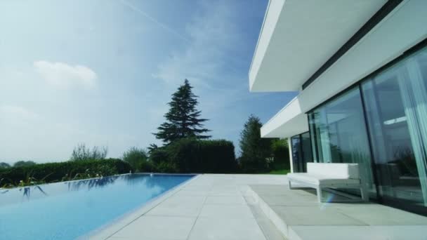 Luxury contemporary home with swimming pool — Stock Video