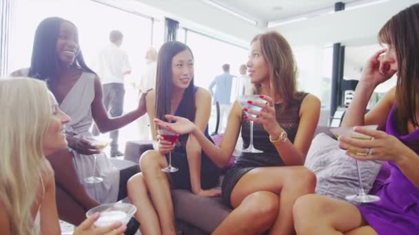 Amici femminili ridendo e godendo di cocktail — Video Stock